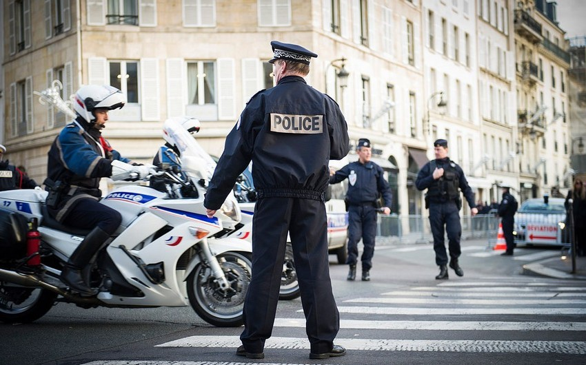 Man with machete who attacked police officers shot dead in Paris