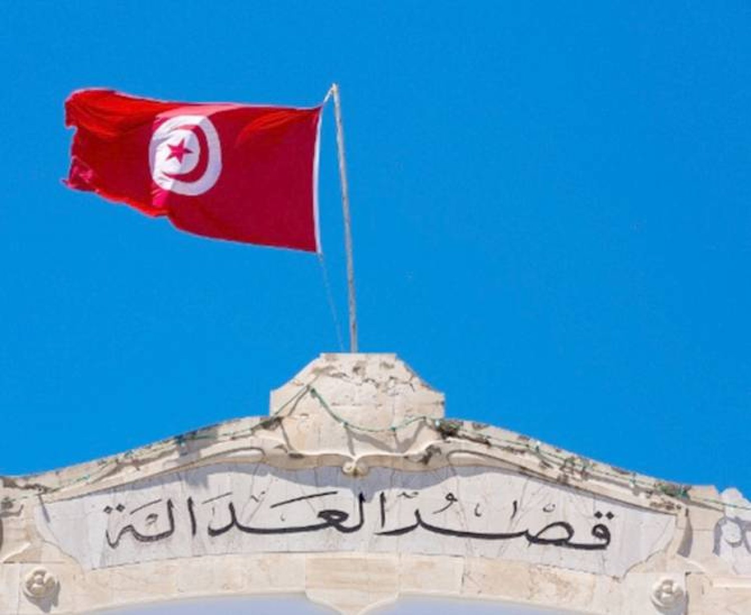 الغنوشي يبدأ إضراباً عن الطعام في سجنه ويدعو التونسيين لـ«التمسك بالديمقراطية»