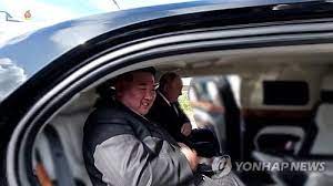 زعيم كوريا الشمالية يتلقى سيارة روسية الصنع هدية من بوتين