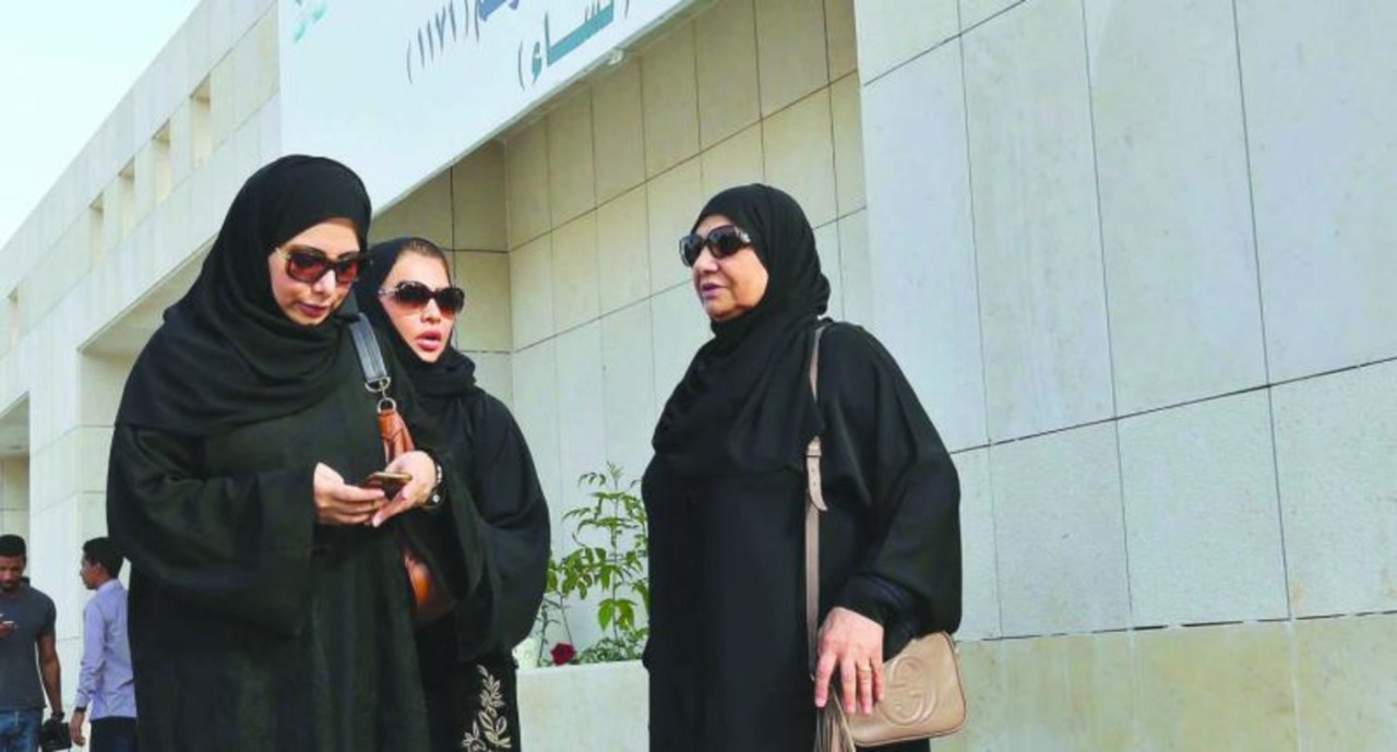 إلزام السعوديات بارتداء الزي الرسمي في مقرات العمل الرسمية