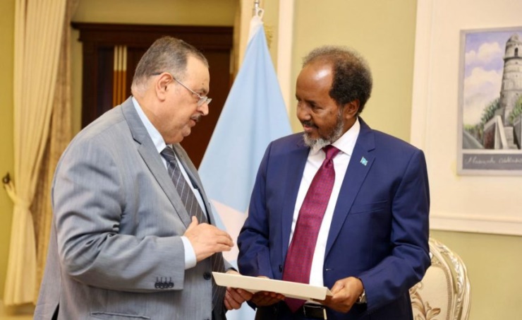 الرئيس الصومالي يتسلم رسالة خطية من الأمين العام للجامعة العربية