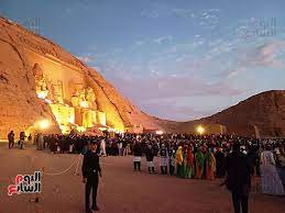 آلاف السياح يشاهدون تعامد الشمس بمعبد أبوسمبل في مصر