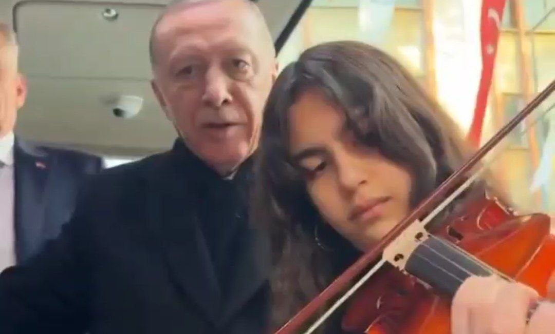 Эрдоган спел песню со студентом, играющим на скрипке - ВИДЕО