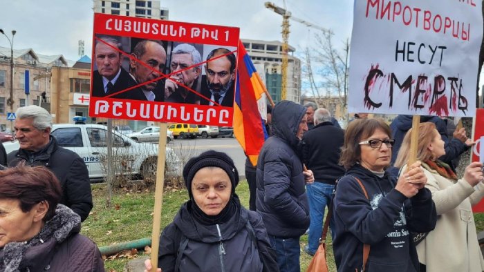 İrəvanda AKSİYA: “Rusiya işğalçıları, Ermənistandan çıxın”