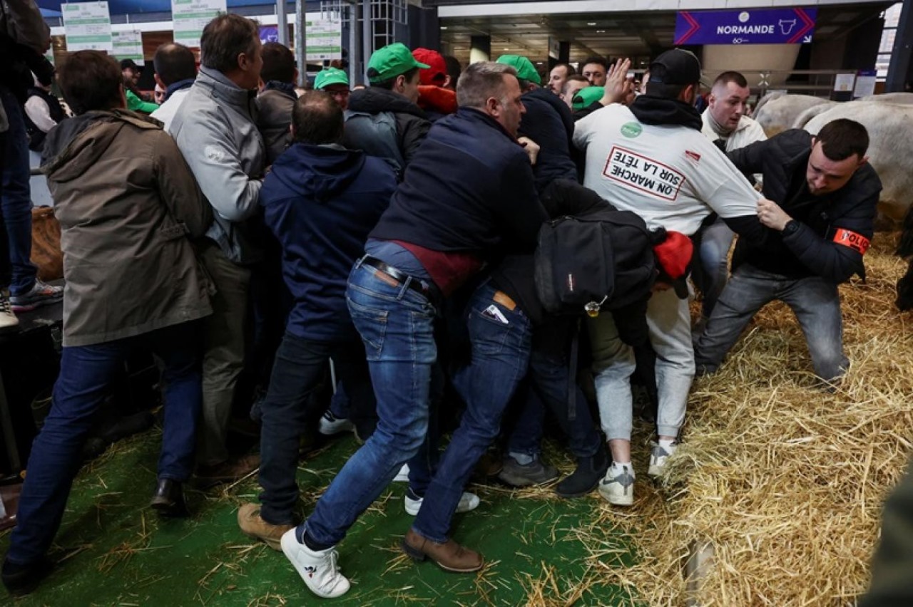 مزارعون غاضبون يقتحمون معرضا يزوره ماكرون في باريس
