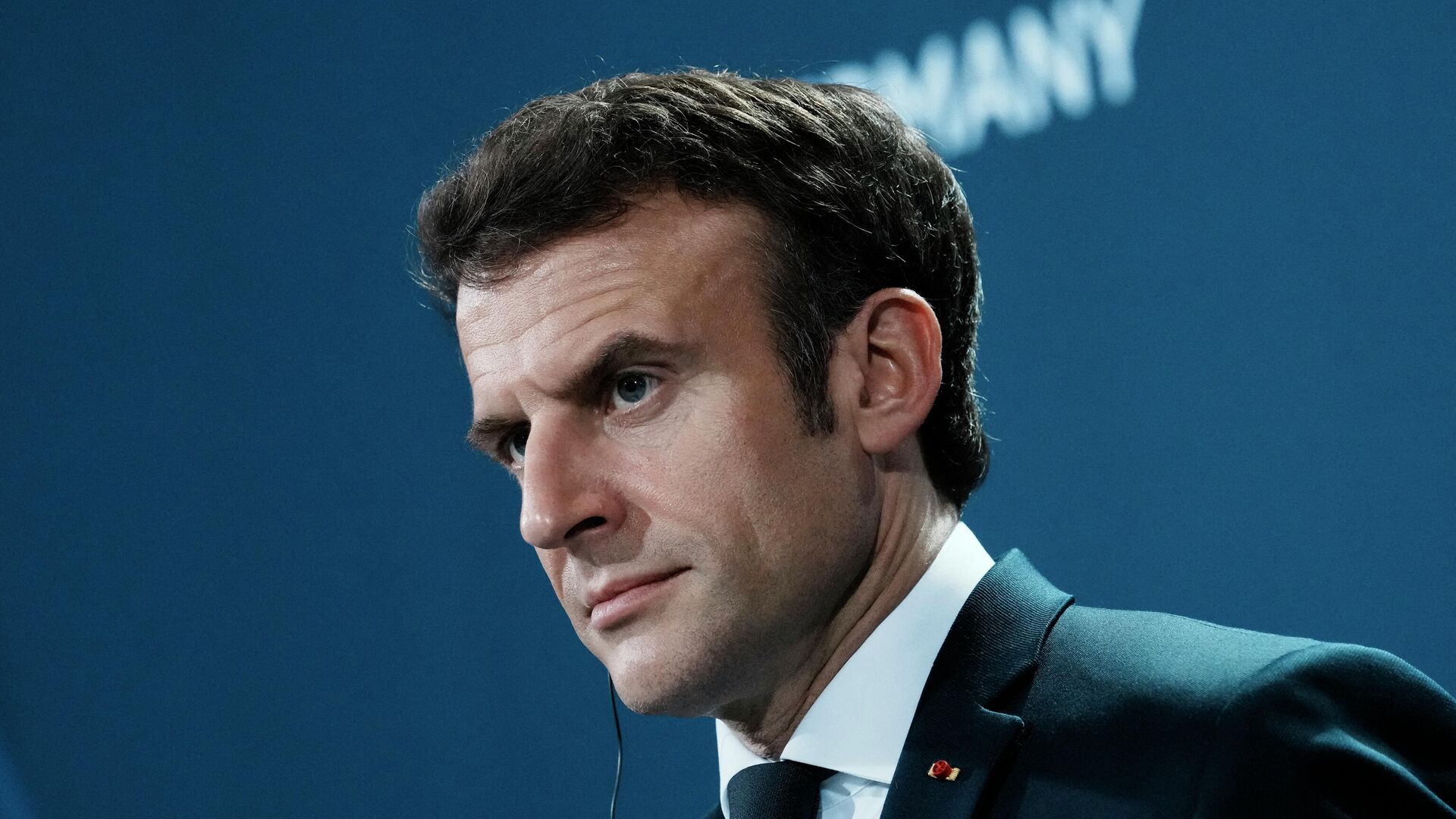 Французский политик назвал Макрона сумасшедшим и призвал заблокировать его намерения в парламенте