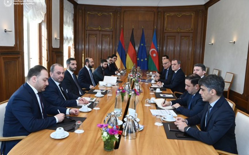 Second day of peace negotiations between Azerbaijani and Armenian FMs commences