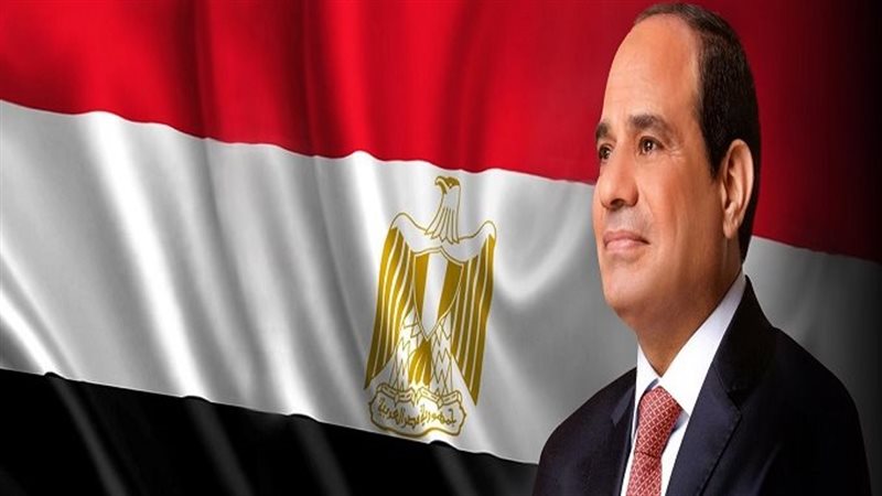 السيسي يستقبل البرهان بمطار القاهرة