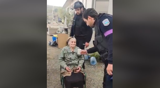 Hərbçi və polislərimiz Qarabağda yaşlı erməni qadına yardım etdi - VIDEO