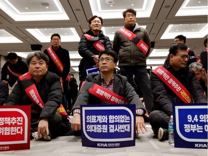 Cənubi Koreyada həkimlərin tətili: Tibb birliyinə basqın