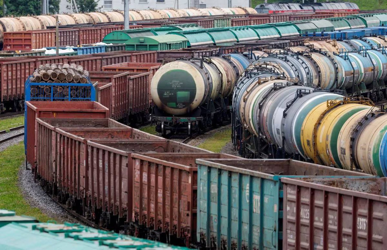 أوكرانيا تعلن مسؤوليتها عن تفجير جسر للسكك الحديدية في روسيا