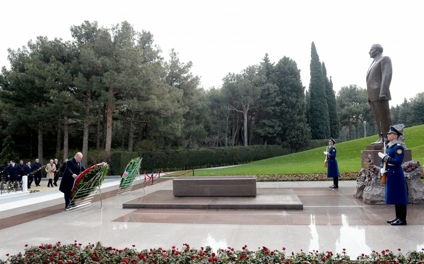 Mikhail Mishustin visits tomb of Great Leader Heydar Aliyev