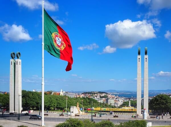 Правые партии опережают левых на выборах в парламент Португалии