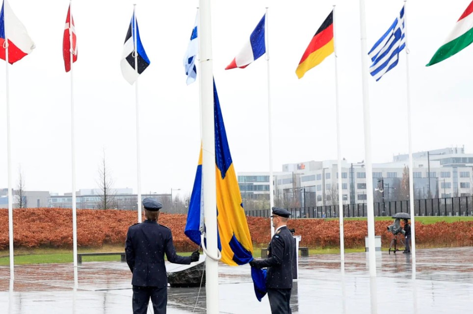 NATO qərargahında İsveç bayrağı qaldırıldı