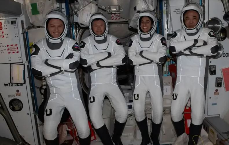أربعة رواد فضاء يغادرون المحطة الفضائية الدولية في طريقهم للأرض