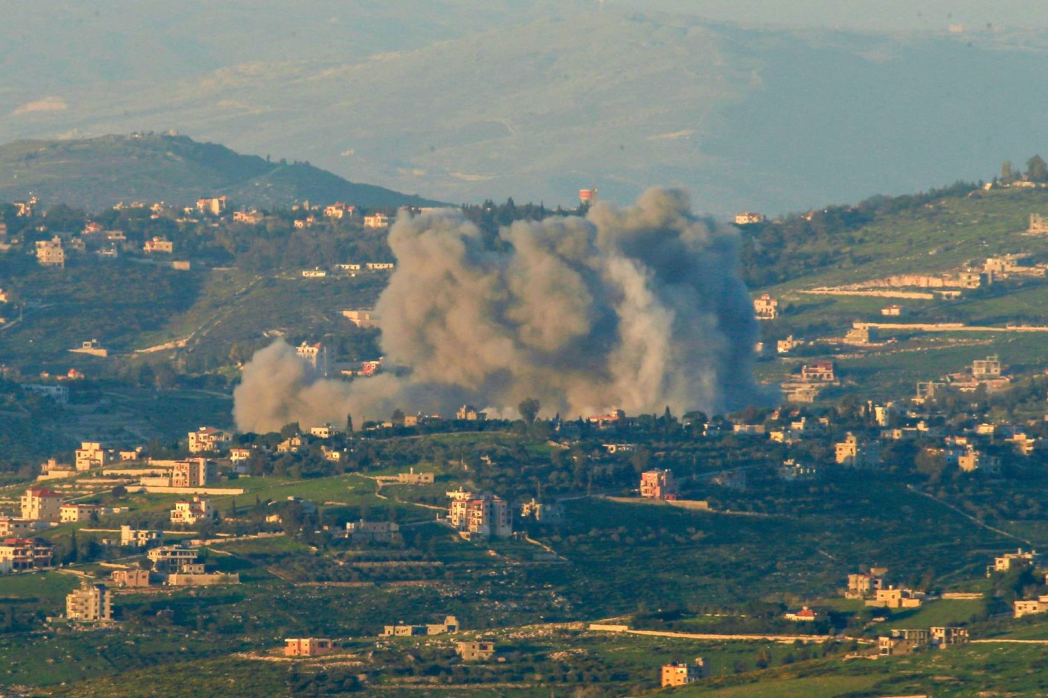 حزب الله أطلق نحو 70 صاروخاً على هضبة الجولان