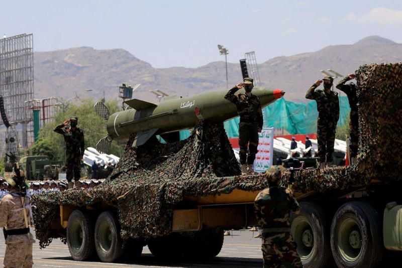 حصول الحوثيين على صواريخ فرط صوتية يغير قواعد الحرب في البحر الأحمر