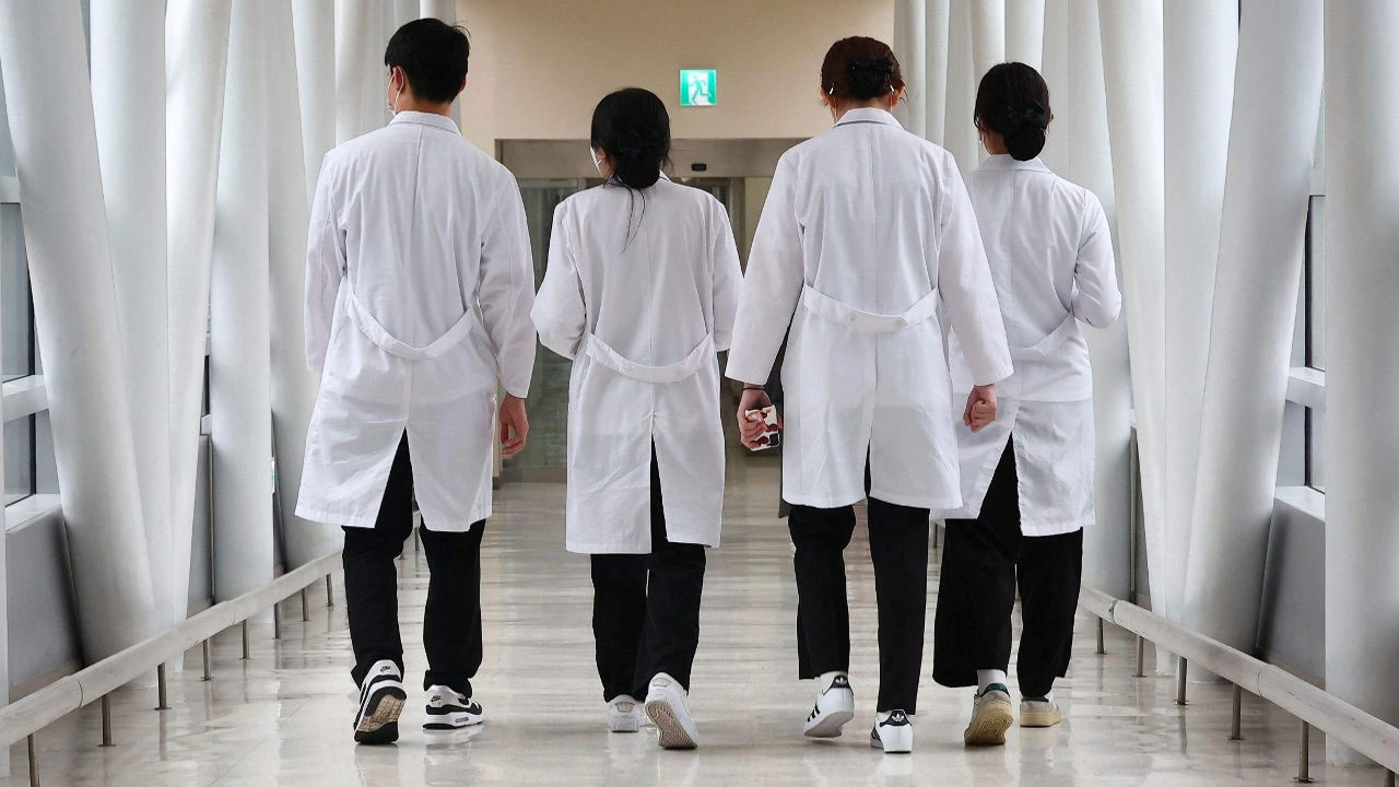 Cənubi Koreyada tibb professorları kütləvi istefalarla etiraz edirlər