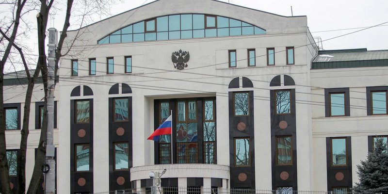 В Кишиневе провокатор бросил бутылки с зажигательной смесью во двор посольства РФ