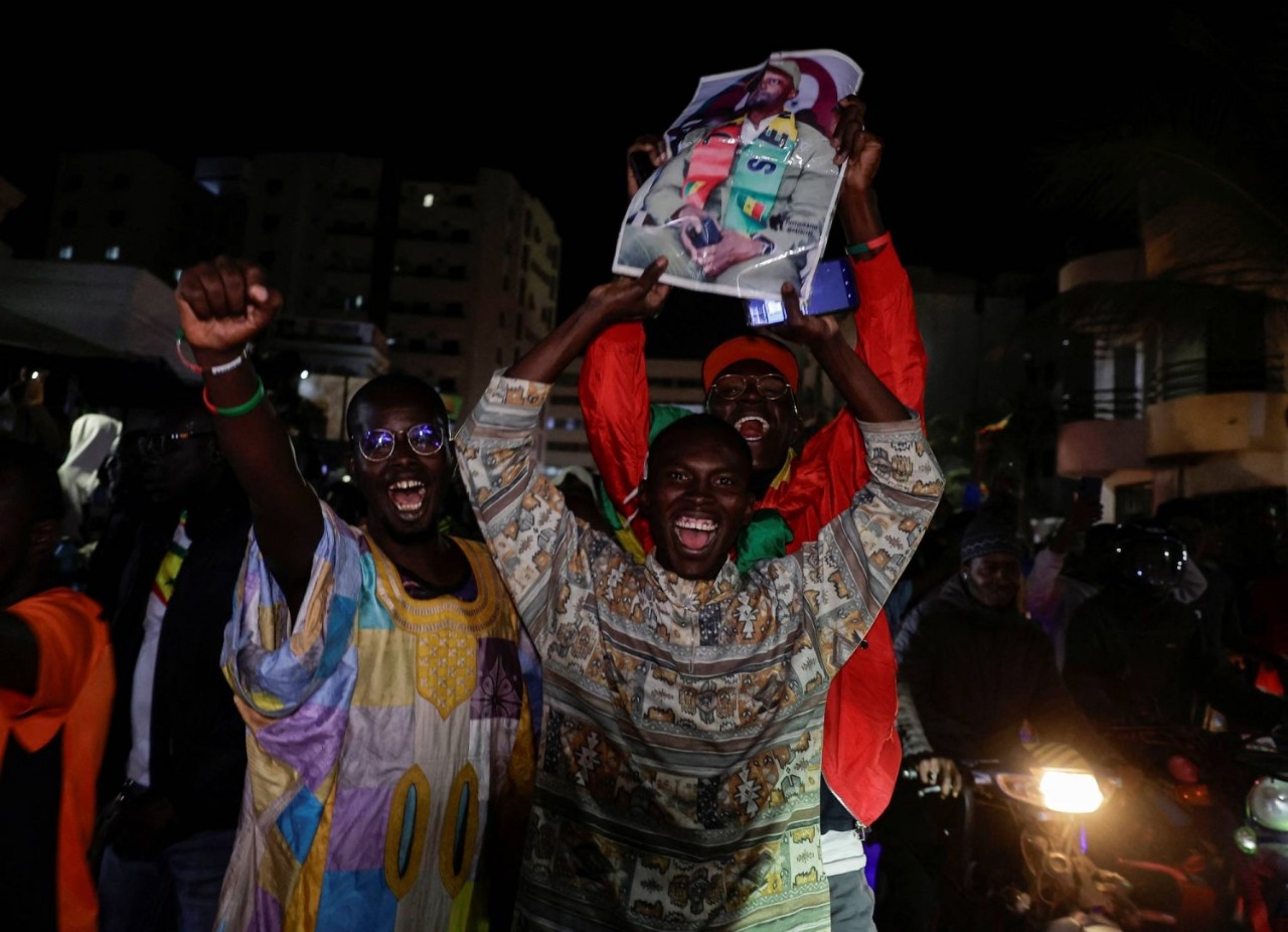 السنغال تطلق سراح المعارضين سونكو وفاي وأنصارهما يحتفلون