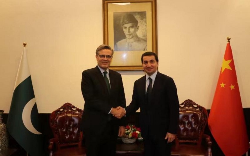 Hikmat Hajiyev meets Pakistani envoy to China