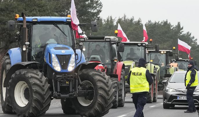 مزارعون بولنديون يغلقون طريق سريع رئيسي بالقرب من الحدود الألمانية