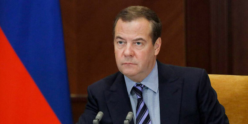 Медведев: ФРГ решила не называть Путина президентом из-за позорной слабости