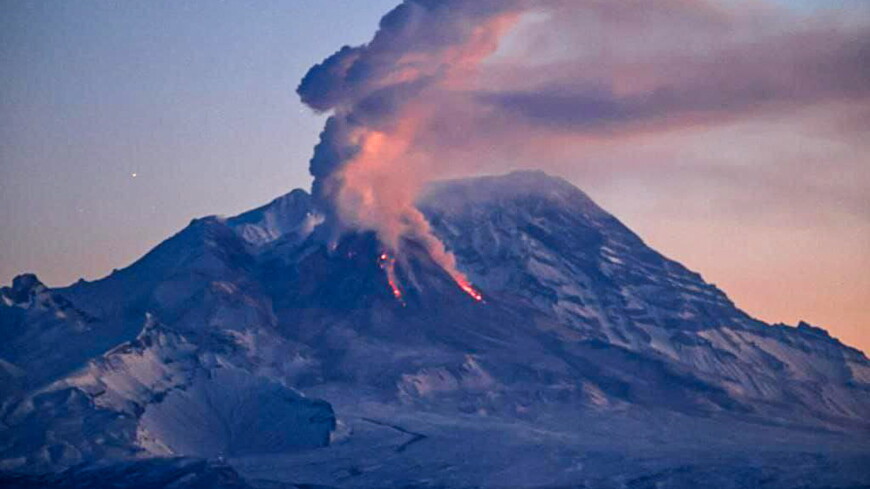 Вулкан Шивелуч выбросил пепел на высоту двух километров