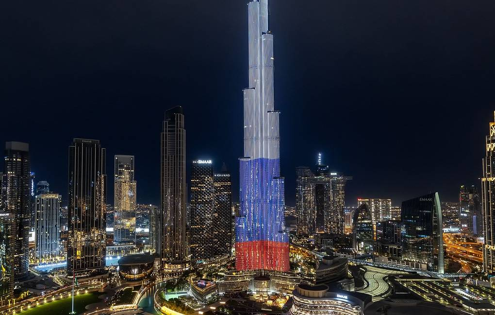 World’s tallest building lit up in Russian flag colors