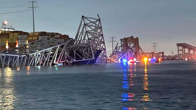 В Балтиморе в результате столкновения судов обрушился автомобильный мост