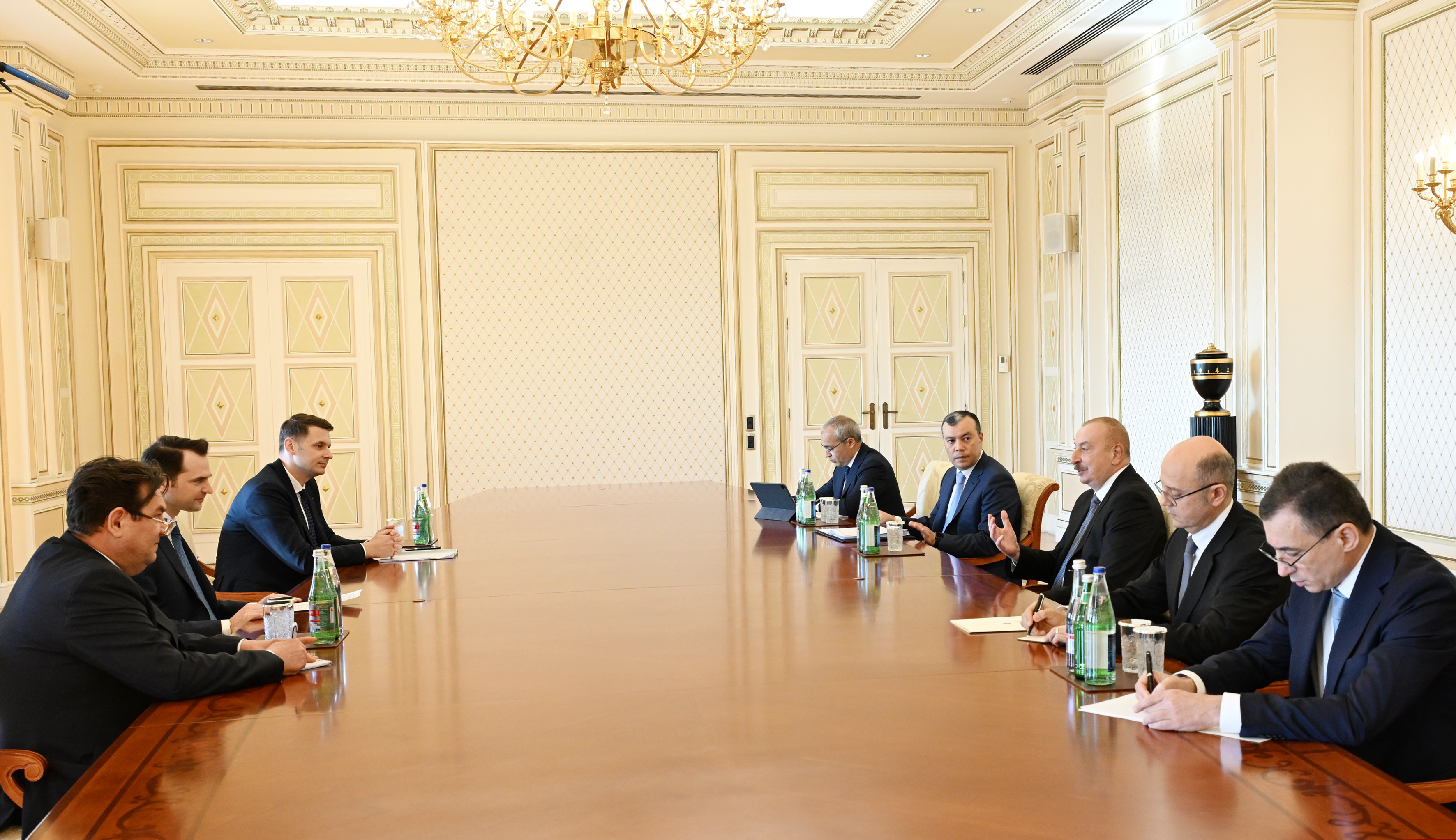 President Ilham Aliyev receives Romania's energy minister - UPDATED