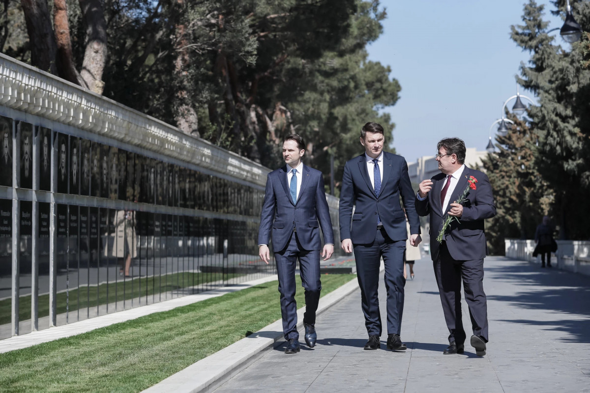 Romanian delegation visits Alley of Martyrs in Azerbaijan