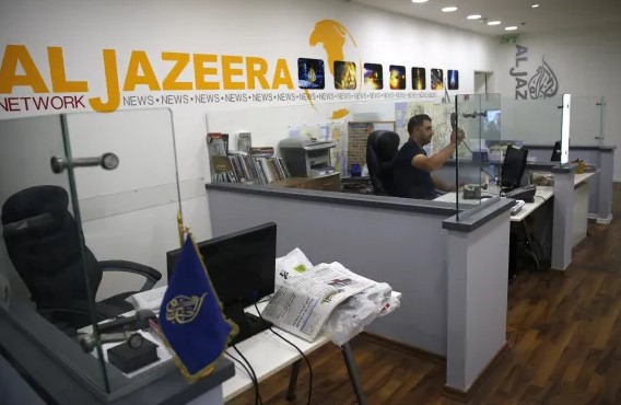 الكنيست الإسرائيلي يقر قانونا يسمح بحظر قناة الجزيرة القطرية
