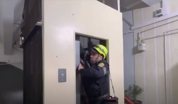 Bakıda yaşayış binasının lifti DAYANDI: Köməksiz qalan şəxs belə xilas edildi - VİDEO