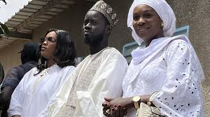 الرئيس السنغالي ديوماي فاي مع زوجتيه في القصر