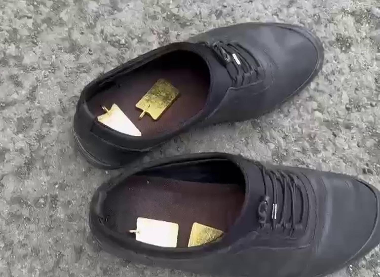 Внутри обуви двух армянских граждан были найдены слитки золота