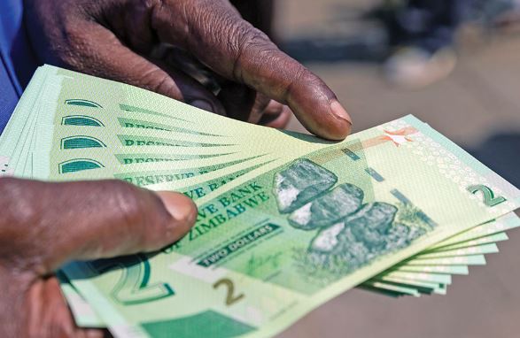 زيمبابوي تستبدل الدولار المحلي بعملة جديدة