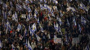 عشرات آلاف الإسرائيليين يشاركون في احتجاجات تطالب باستقالة نتانياهو
