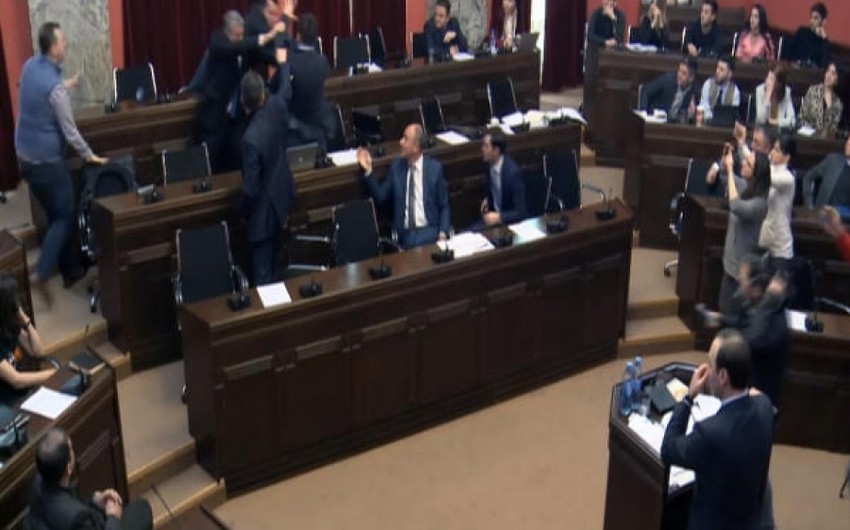 Brawl breaks out in Gerogian parliament - VİDEO