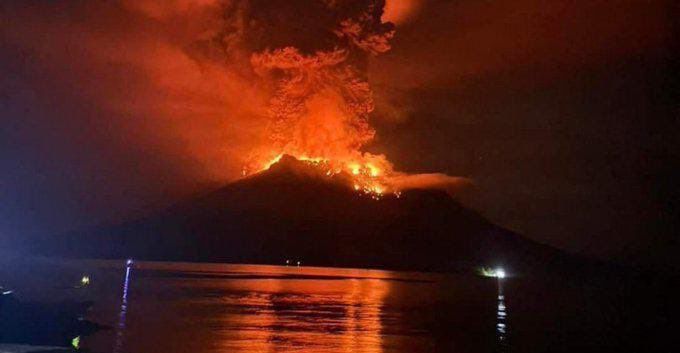 İndoneziyada vulkan püskürüb: 800-dən çox sakin təxliyə edilir - VİDEO