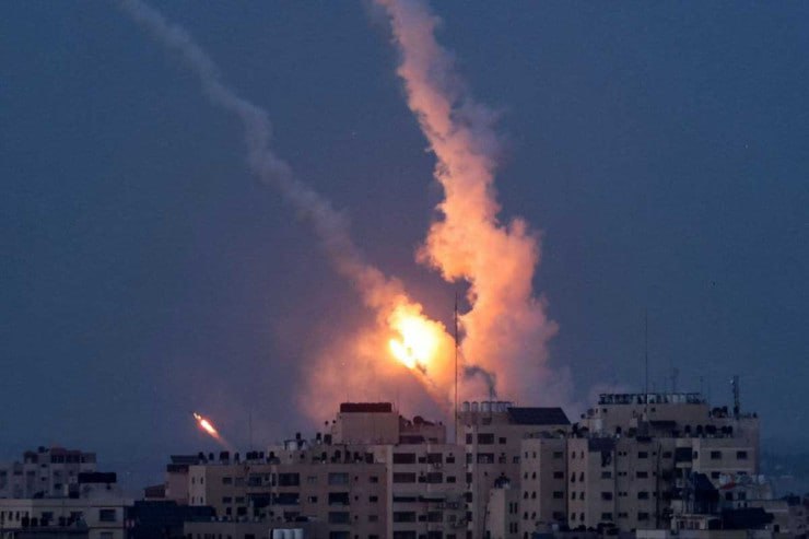 İsrail İrana raket zərbəsi endirdi - VİDEO