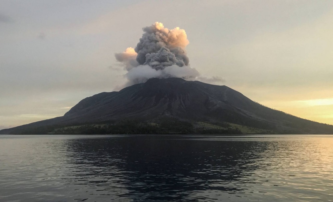 ثوران جديد لبركان روانغ في إندونيسيا. وخطر تسونامي لا يزال قائماً