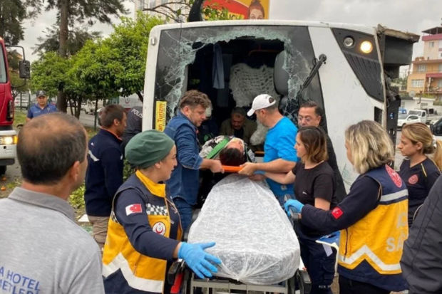 Antalyada avtobus aşdı: Çox sayda yaralı var