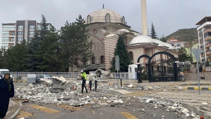 Türkiyədə fırtına məscidin minarəsini uçurdu, leysandan küçələri su basdı