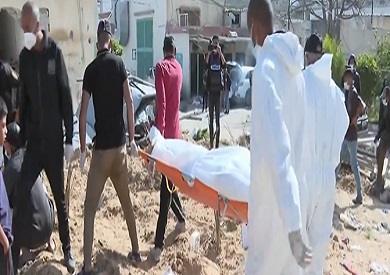 مشاهد قاسية لجثامين انتُشلت من مقبرة جماعية في مجمع ناصر الطبي