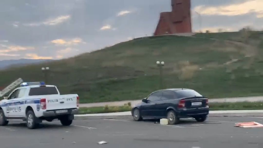Azərbaycan polisi Xankəndidəki "məşhur" abidənin qarşısında -VİDEO