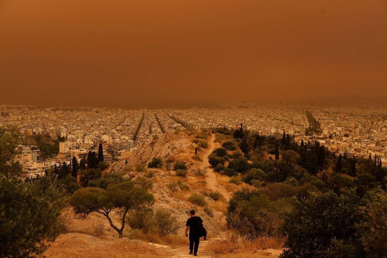 Saharadan gələn toz Yunanıstanı bürüdü - VİDEO