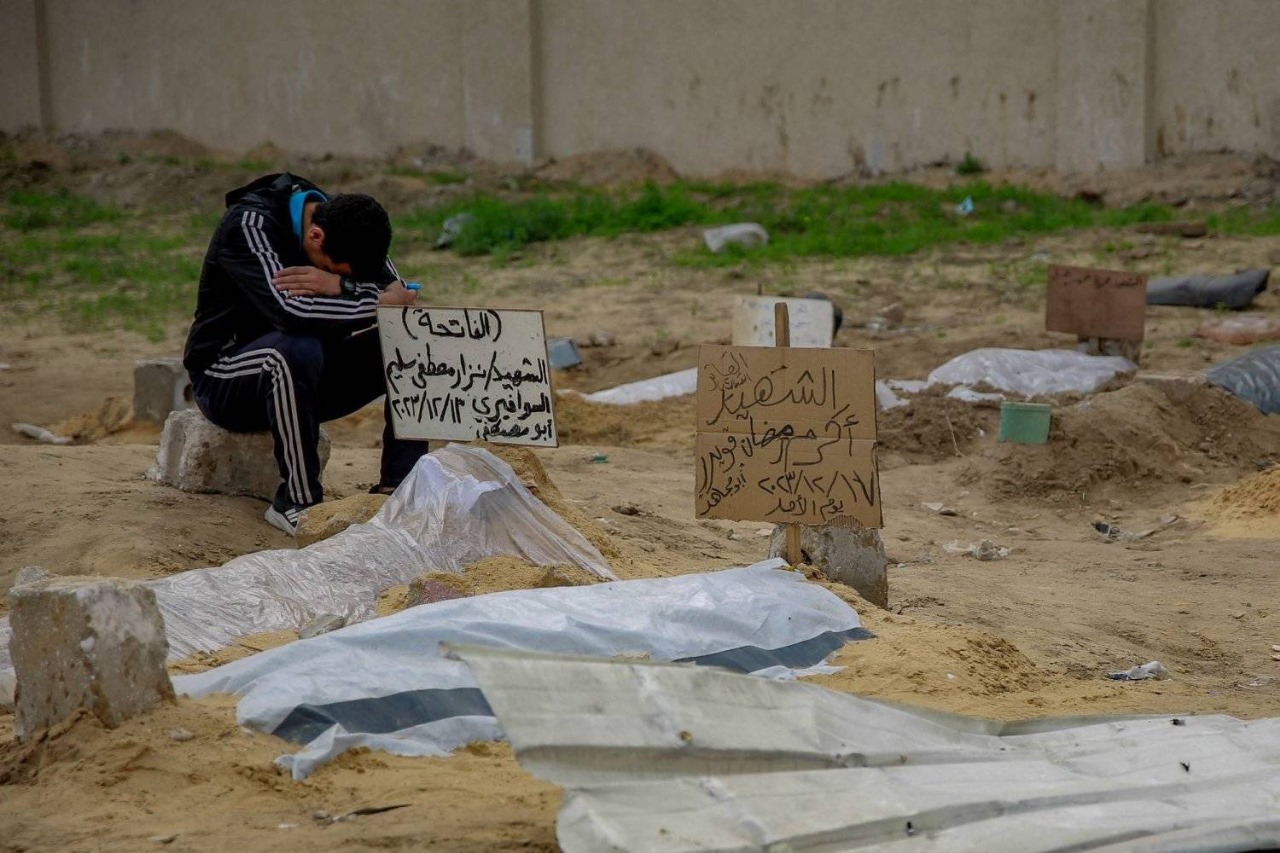 الاتحاد الأوروبي يطالب بتحقيق مستقل في التقارير عن مقابر جماعية بمستشفيين بغزة