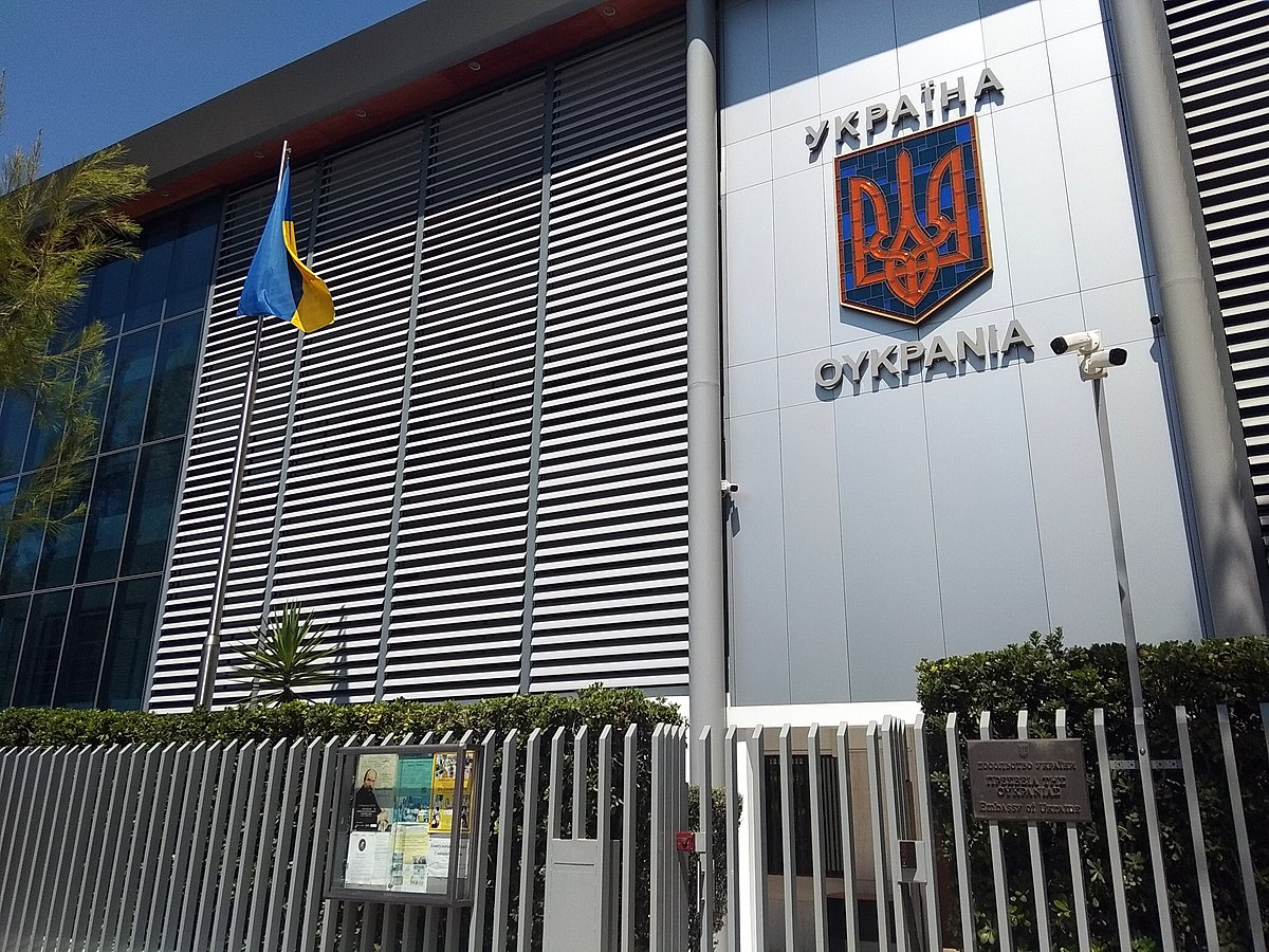 Украина приостановила деятельность консульств