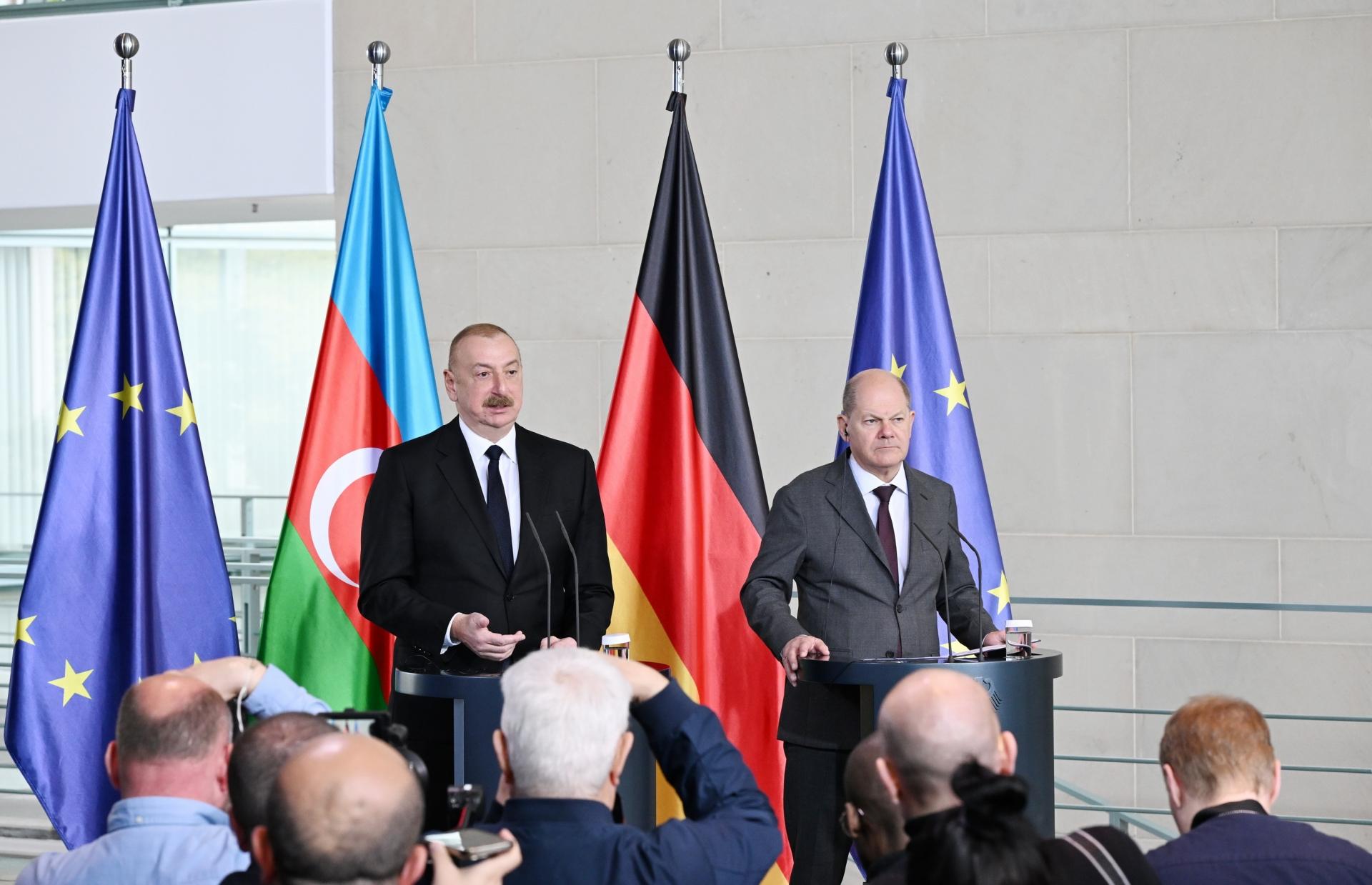 President Ilham Aliyev and Chancellor Scholz making press statements